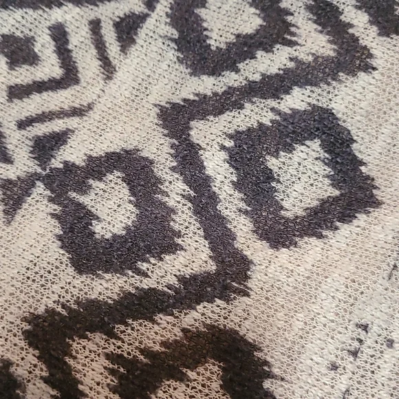 💋3/$25😃  Aztec pattern tank top - Picture 2 of 6